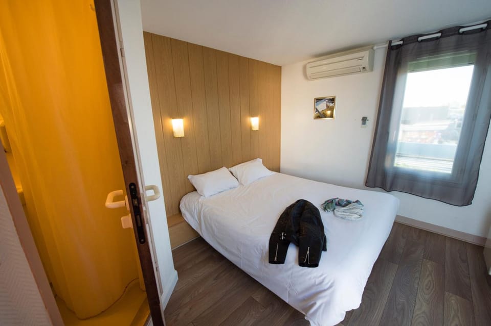 Double Room, 1 Queen Bed | Premium bedding, desk, soundproofing, WiFi (free)