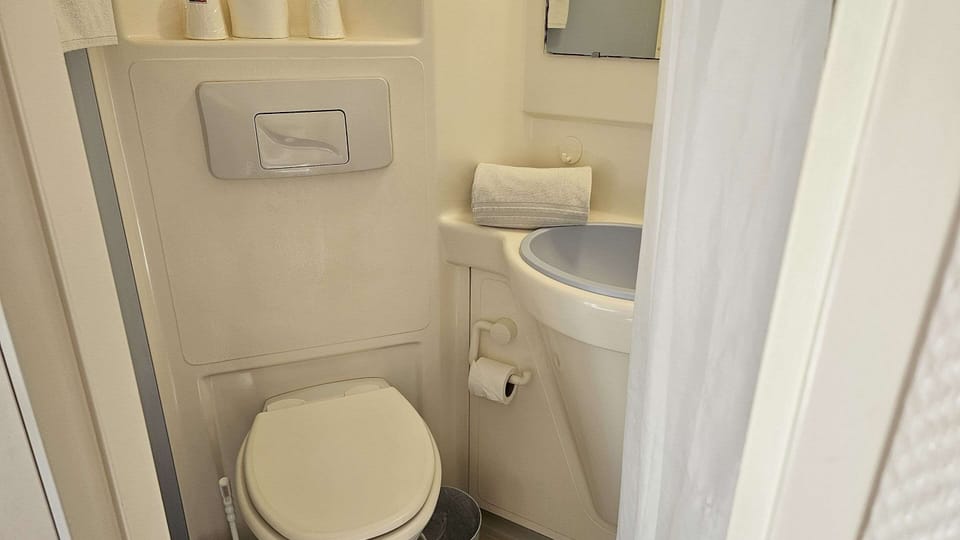 Premium bedding, desk, soundproofing, WiFi (free)