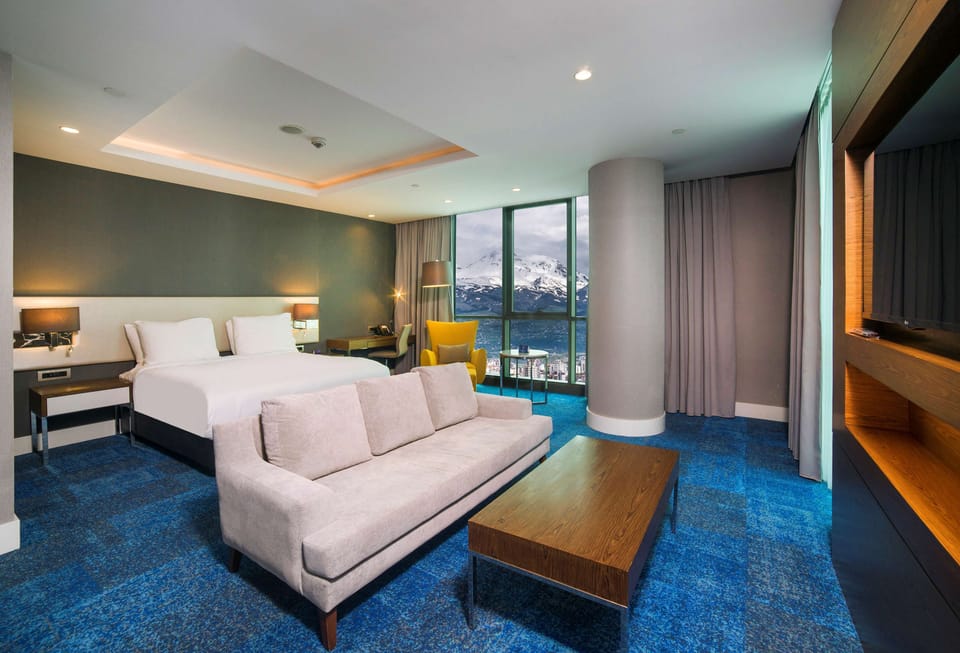 Suite, Corner | In-room safe, desk, laptop workspace, blackout drapes
