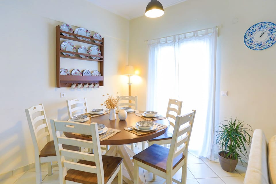 Light %26amp%3B bright family dining