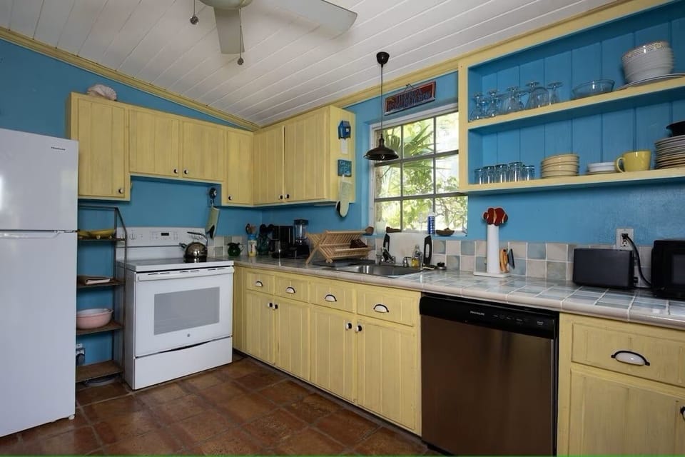 House, 3 Bedrooms | Private kitchen | Coffee/tea maker, fridge, oven, toaster