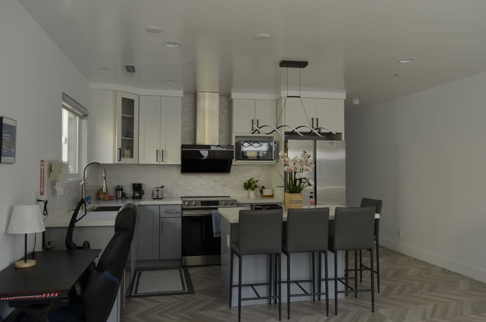 Full-size fridge, microwave, oven, stovetop