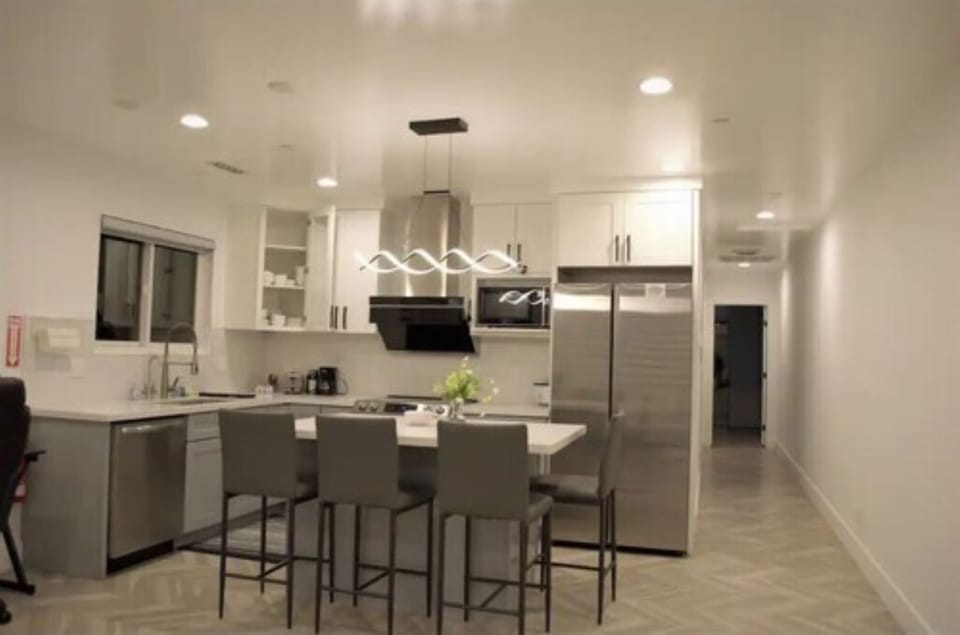 Full-size fridge, microwave, oven, stovetop