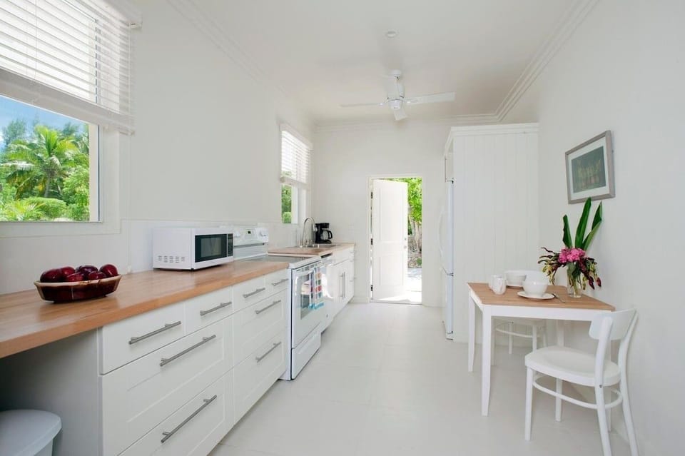 House, 4 Bedrooms | Private kitchen | Coffee/tea maker, fridge, oven, toaster