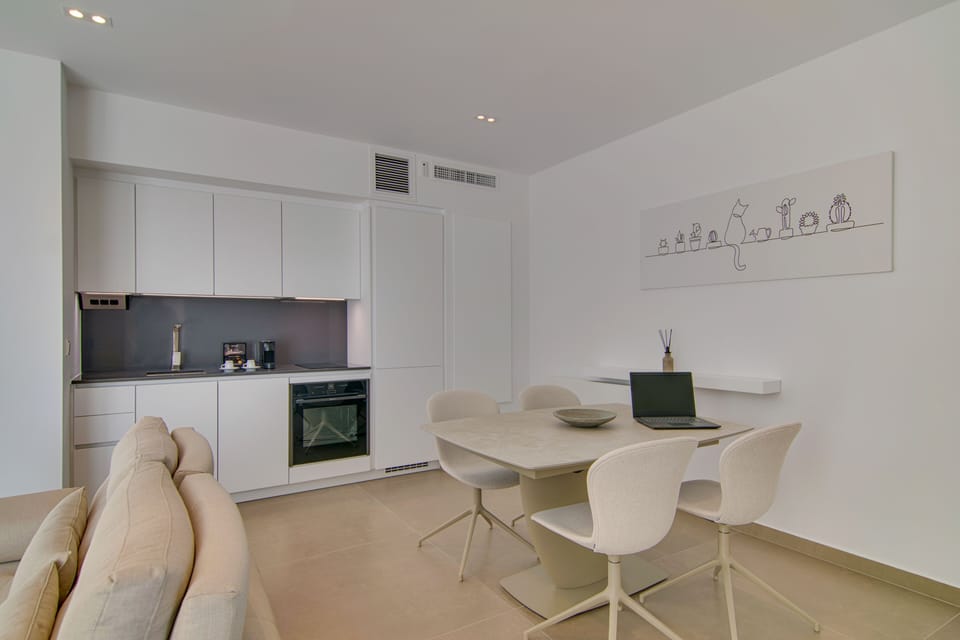Deluxe Suite, 1 Queen Bed | Living area | Flat-screen TV