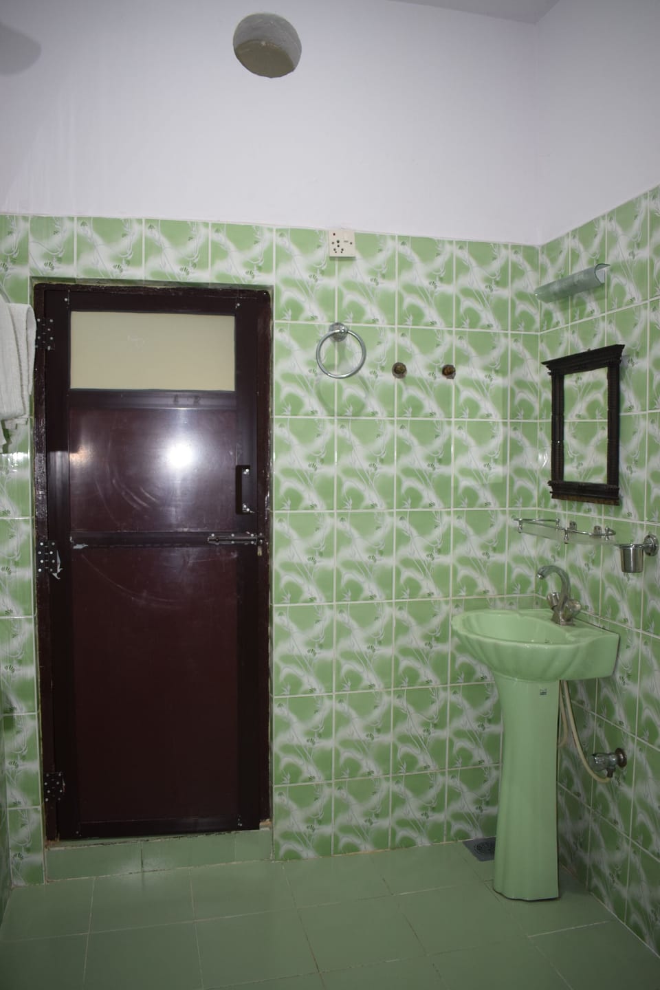 Shower, rainfall showerhead, free toiletries, hair dryer