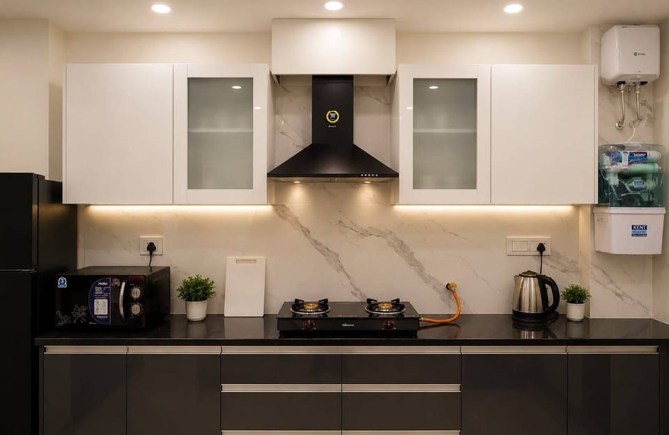 Comfort Apartment | Private kitchen | Fridge, microwave, cookware/dishes/utensils, freezer