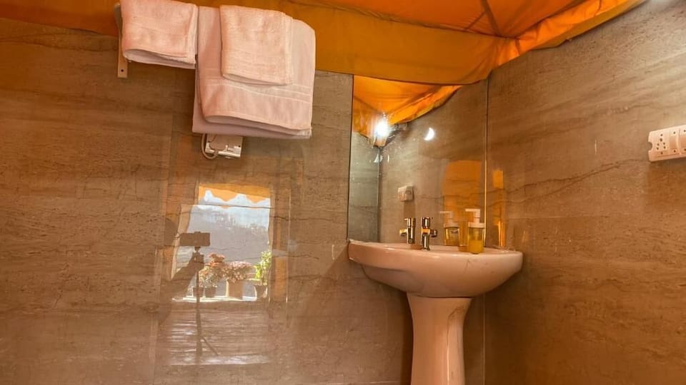 Shower, rainfall showerhead, free toiletries, hair dryer