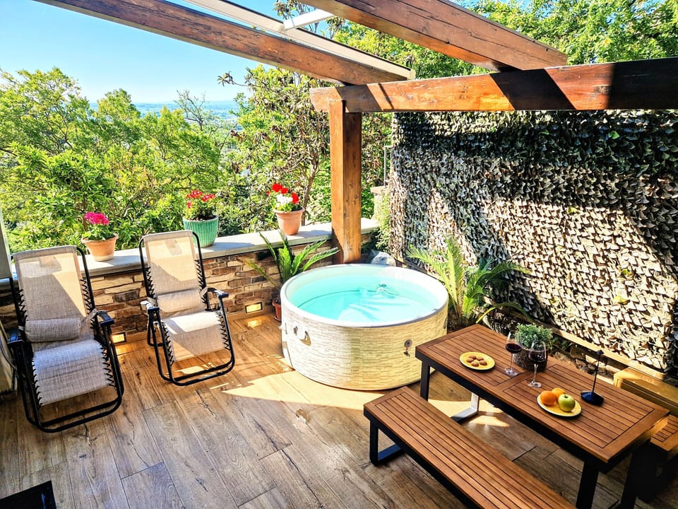 Outdoor spa tub