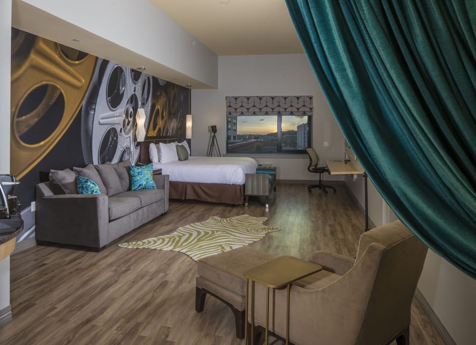 1 bedroom, Egyptian cotton sheets, premium bedding, in-room safe