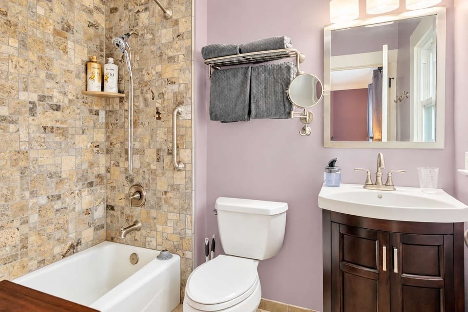Bathroom 1 (En-suite to Bedroom 1)
