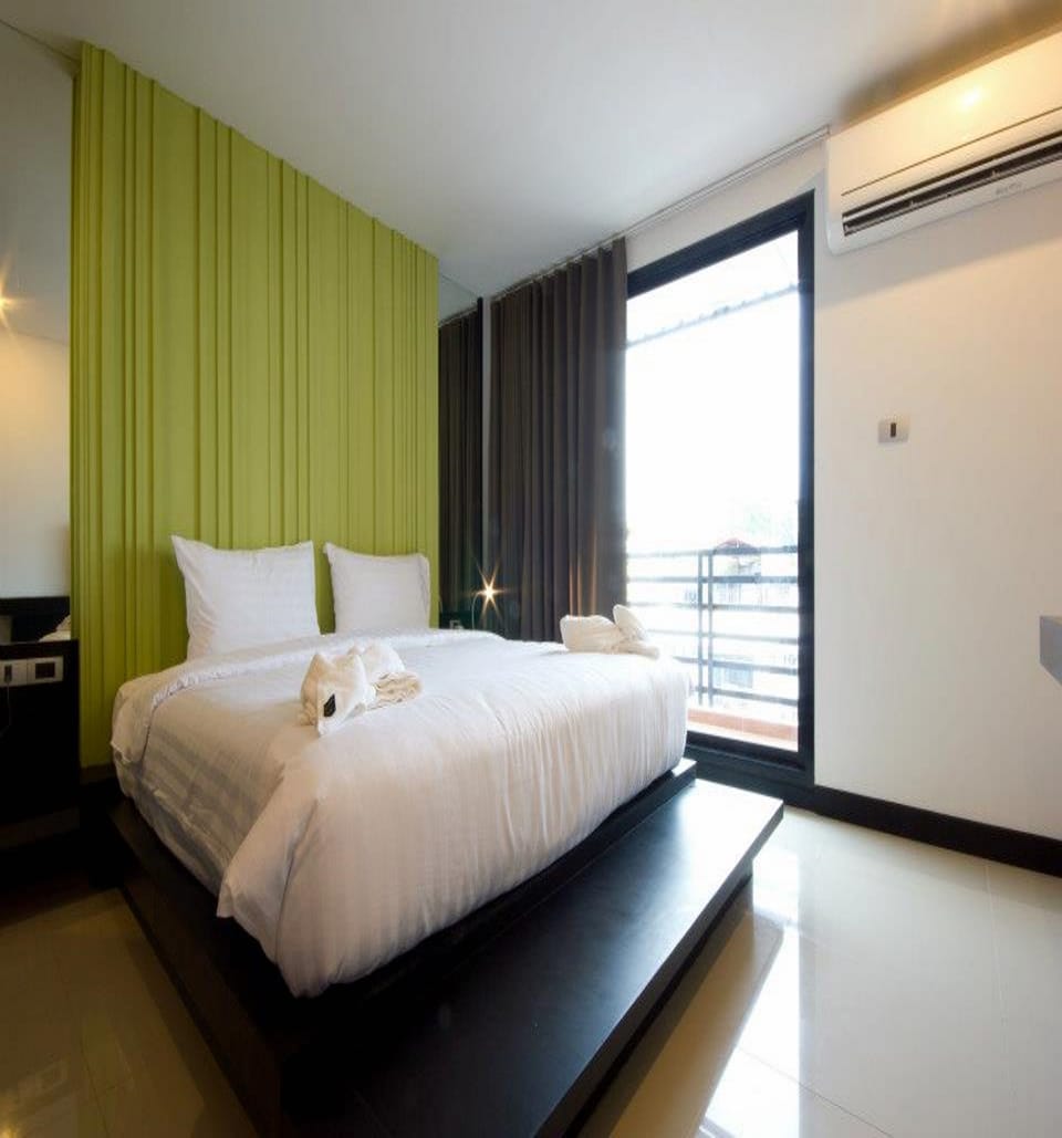 Deluxe Room With Balcony | Minibar, in-room safe, desk, blackout drapes