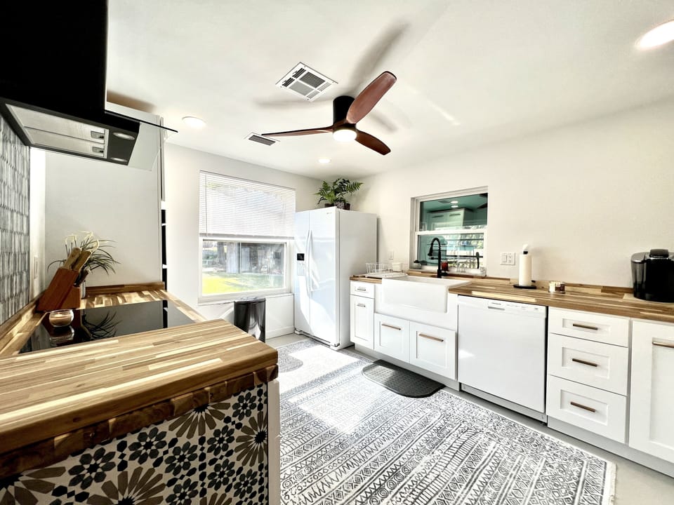 Spacious kitchen with all you need to make a meal, or enjoy one you brought home