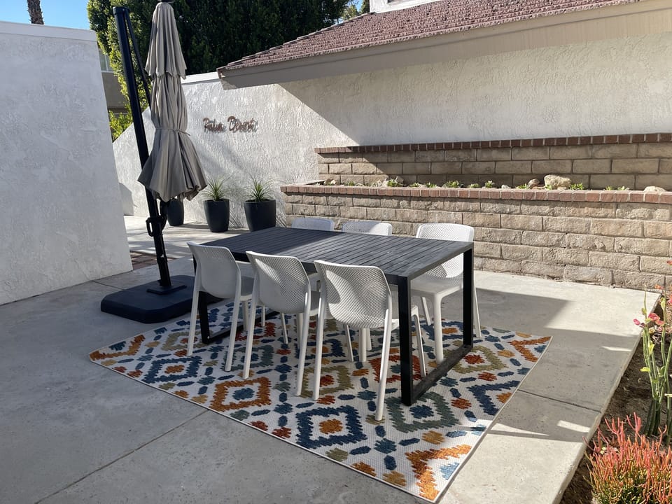 Outdoor dining for 6