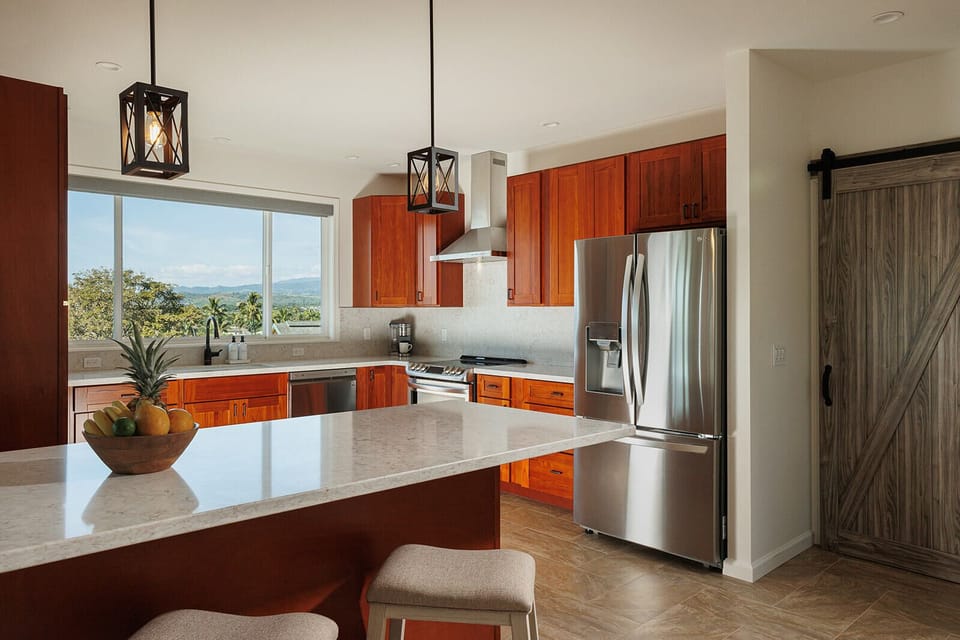 KITCHEN / ISLAND BAR