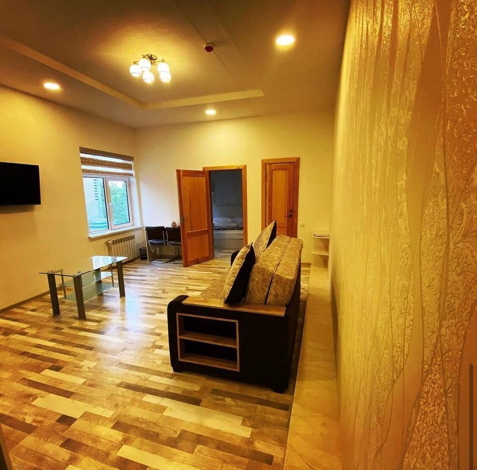 Luxury Room | Desk, laptop workspace, WiFi (free), individually furnished