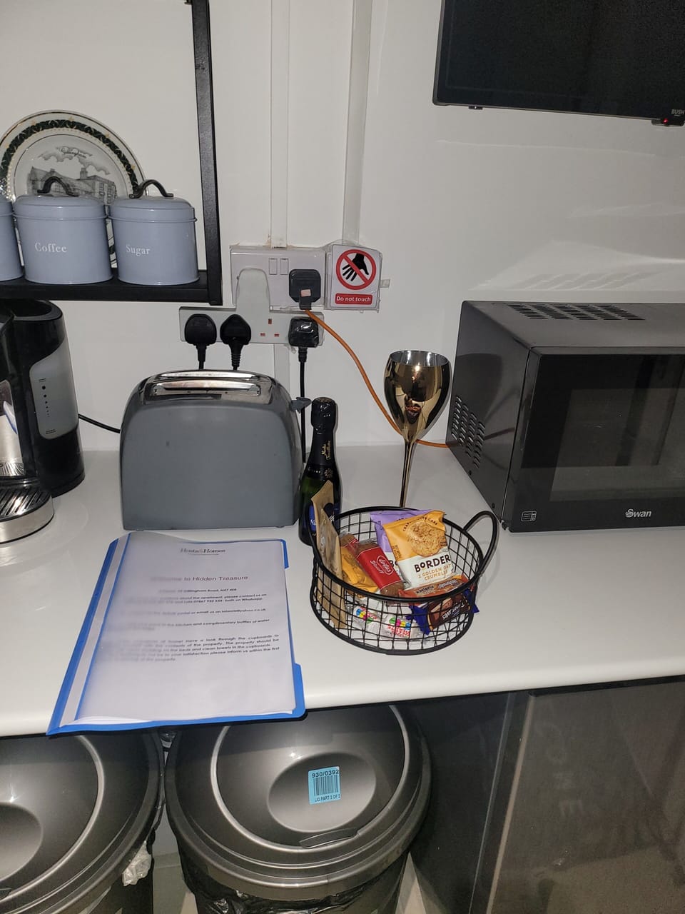 Apartment | Private kitchen | Fridge, microwave, stovetop, electric kettle