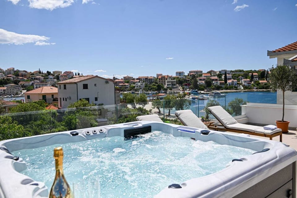Outdoor spa tub