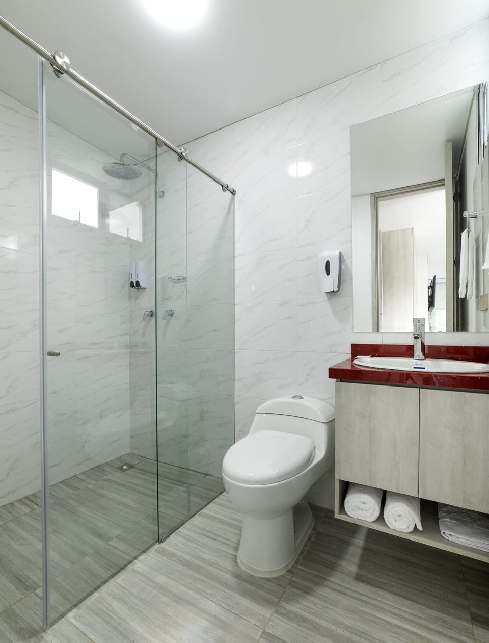 Shower, rainfall showerhead, free toiletries, towels