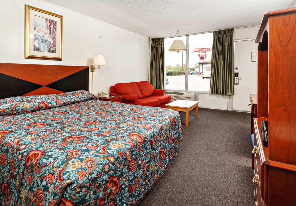 Room, 1 King Bed | Desk, free WiFi, bed sheets