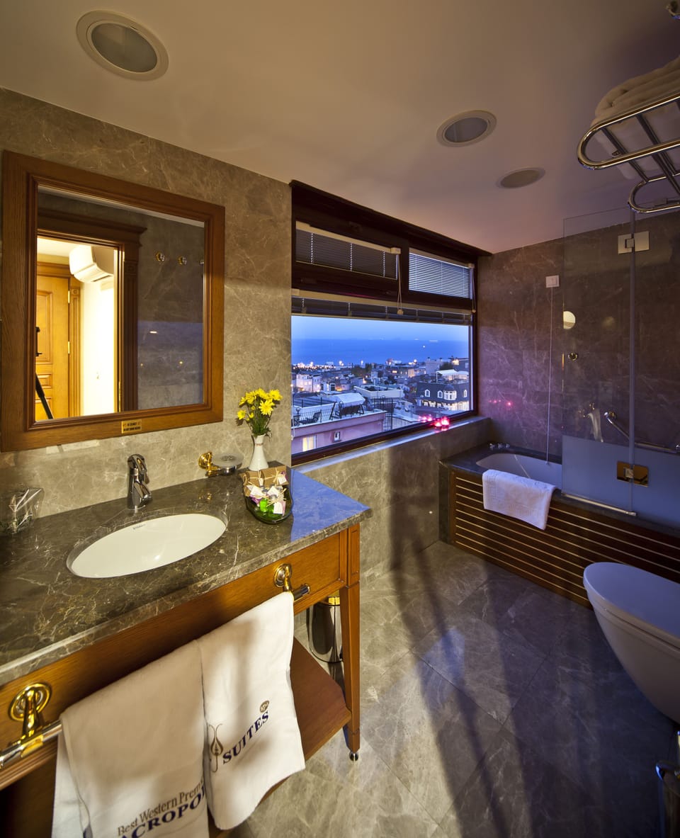 Combined shower/tub, jetted tub, rainfall showerhead