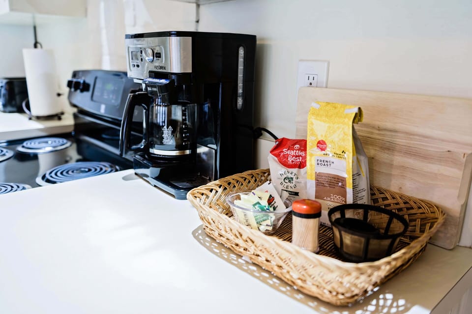 Coffee pot has both full pot and k cup options.  French press also provided.