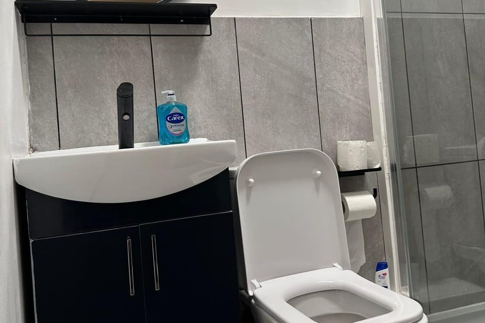 Shower, towels