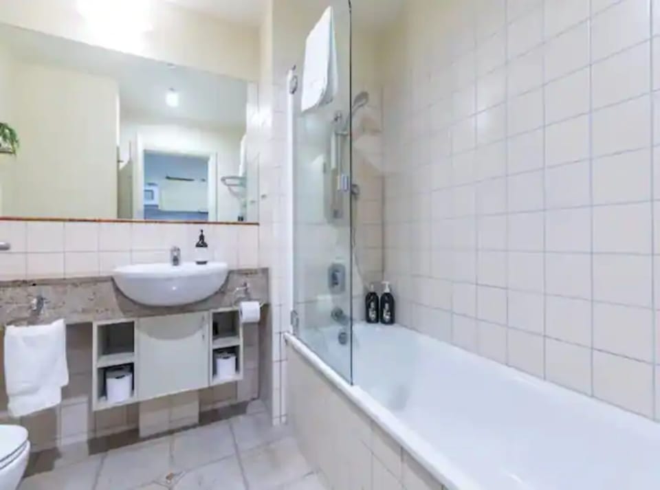 Apartment | Bathroom | Combined shower/tub, hair dryer, towels