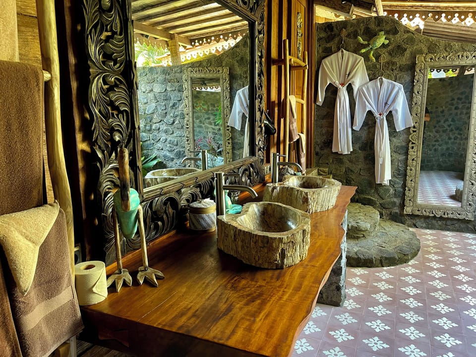 Deluxe Bungalow | Bathroom | Shower, rainfall showerhead, designer toiletries, hair dryer