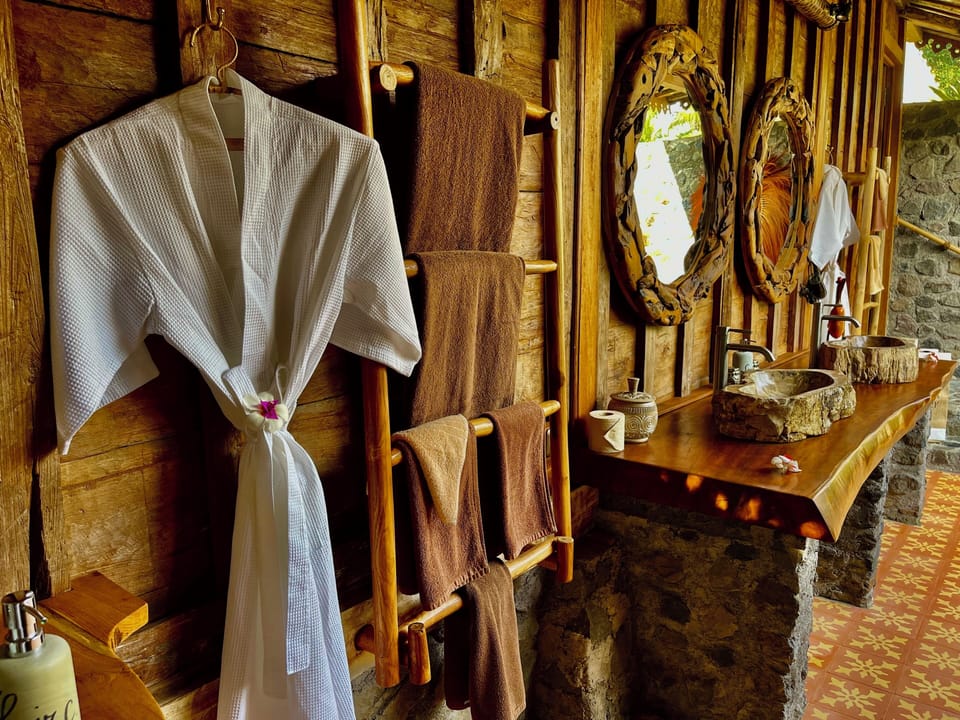 Deluxe Bungalow | Bathroom | Shower, rainfall showerhead, designer toiletries, hair dryer