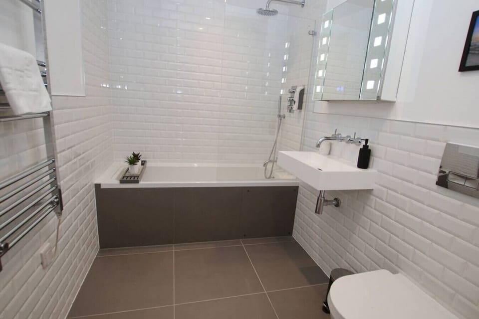 Family bathroom with a full bath, great for families with kids
