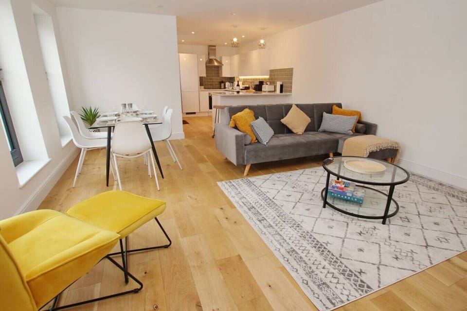 Open Plan Lounge & Kitchen