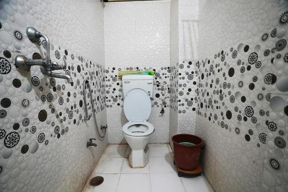 Family Room | Bathroom | Shower, rainfall showerhead, free toiletries, towels