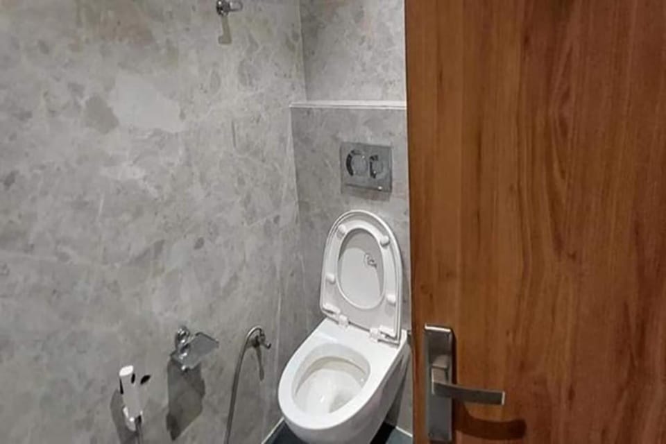 Family Room | Bathroom | Shower, rainfall showerhead, free toiletries, towels
