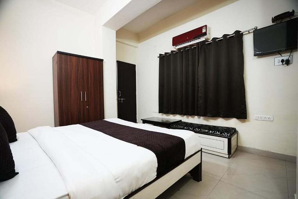 Deluxe Room | Desk, rollaway beds, free WiFi, bed sheets