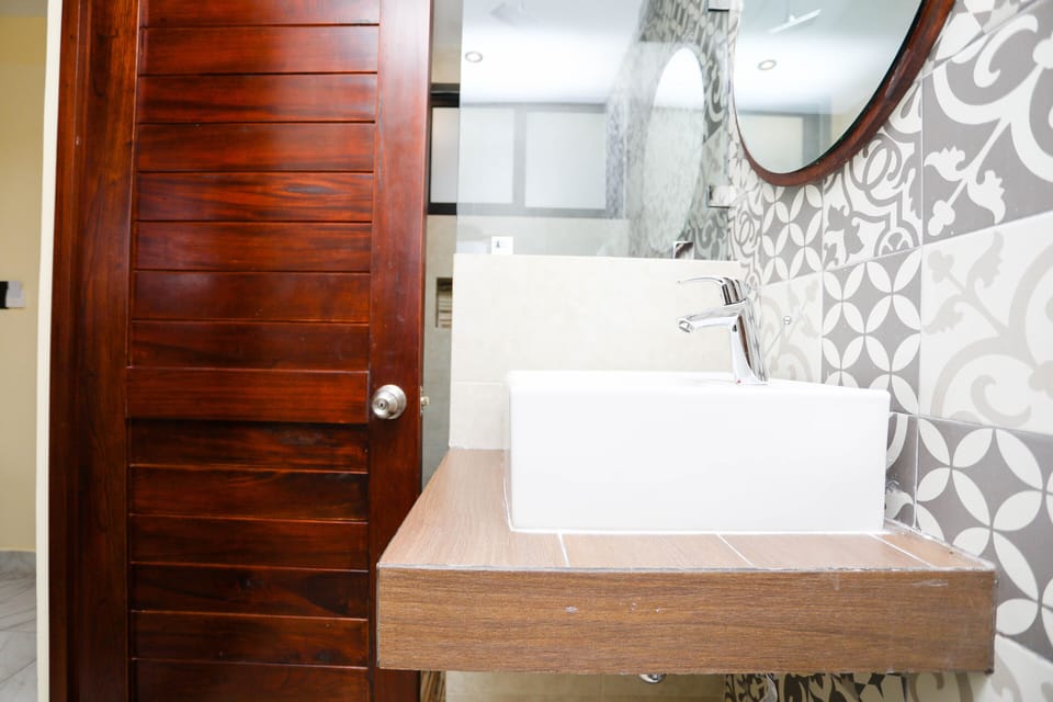 Deluxe Double Room | Bathroom | Shower, free toiletries, towels