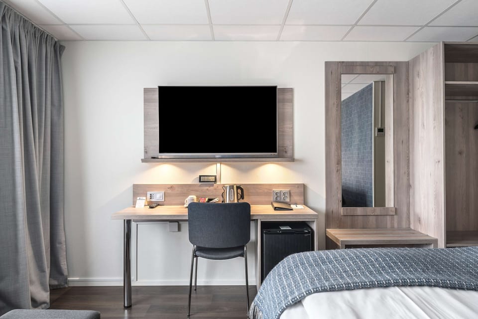 Minibar, desk, laptop workspace, blackout drapes