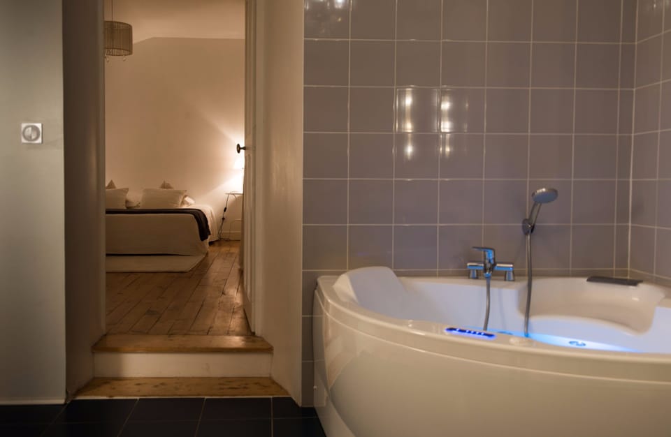 Deep soaking bathtub
