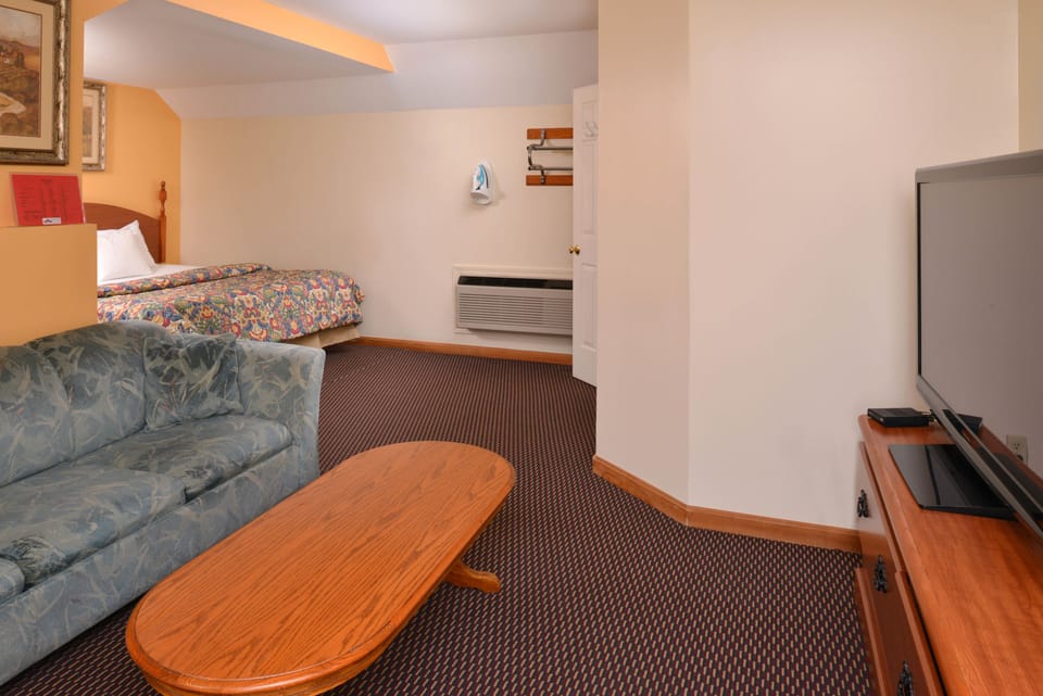Room, 1 King Bed | Living area | TV