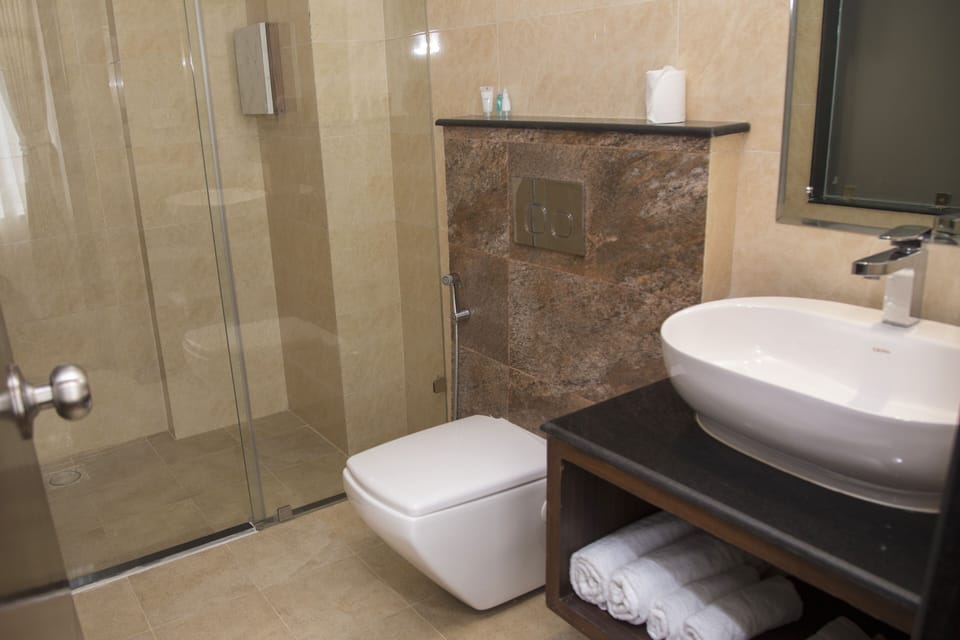 Shower, rainfall showerhead, free toiletries, hair dryer