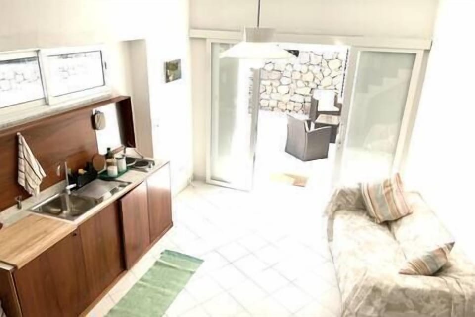 Dettaglio del soggiorno con cucina (1)