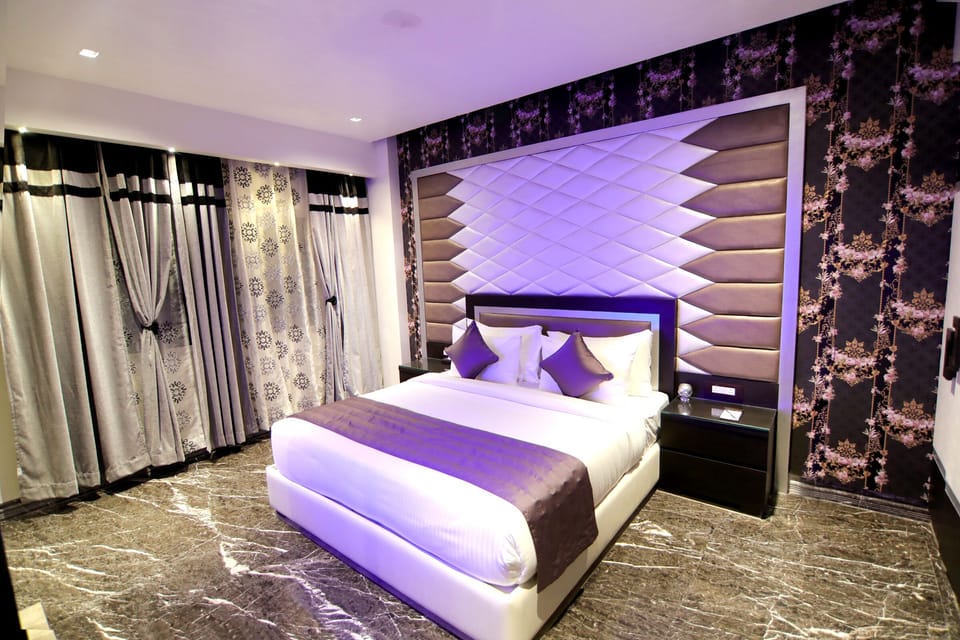 Egyptian cotton sheets, premium bedding, Select Comfort beds, desk