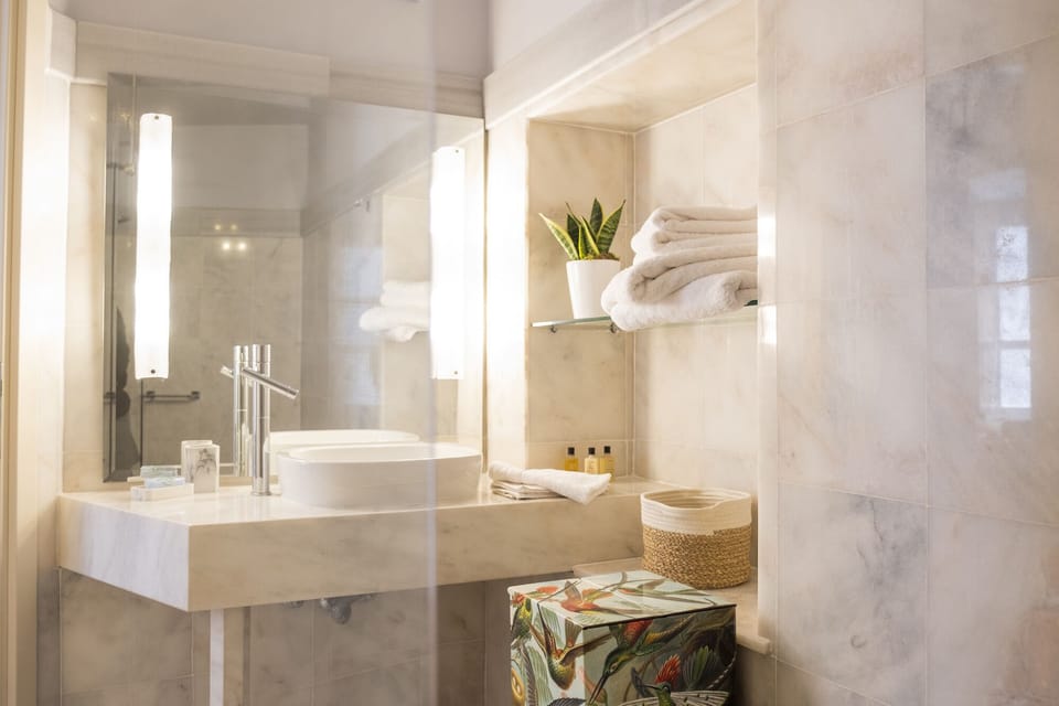 Deluxe Double Room with Sea view | Bathroom | Free toiletries, hair dryer, bathrobes, slippers