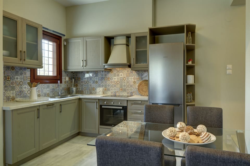 Comfort Villa, 2 Bedrooms | Private kitchen | Oven