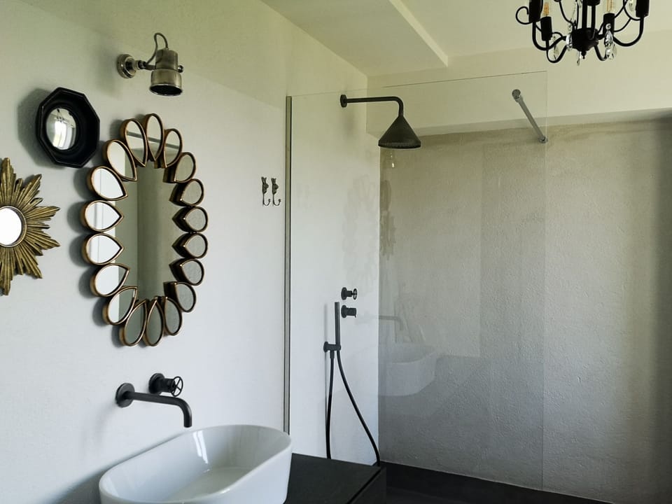 Grand Room | Bathroom | Shower, free toiletries, hair dryer, bathrobes