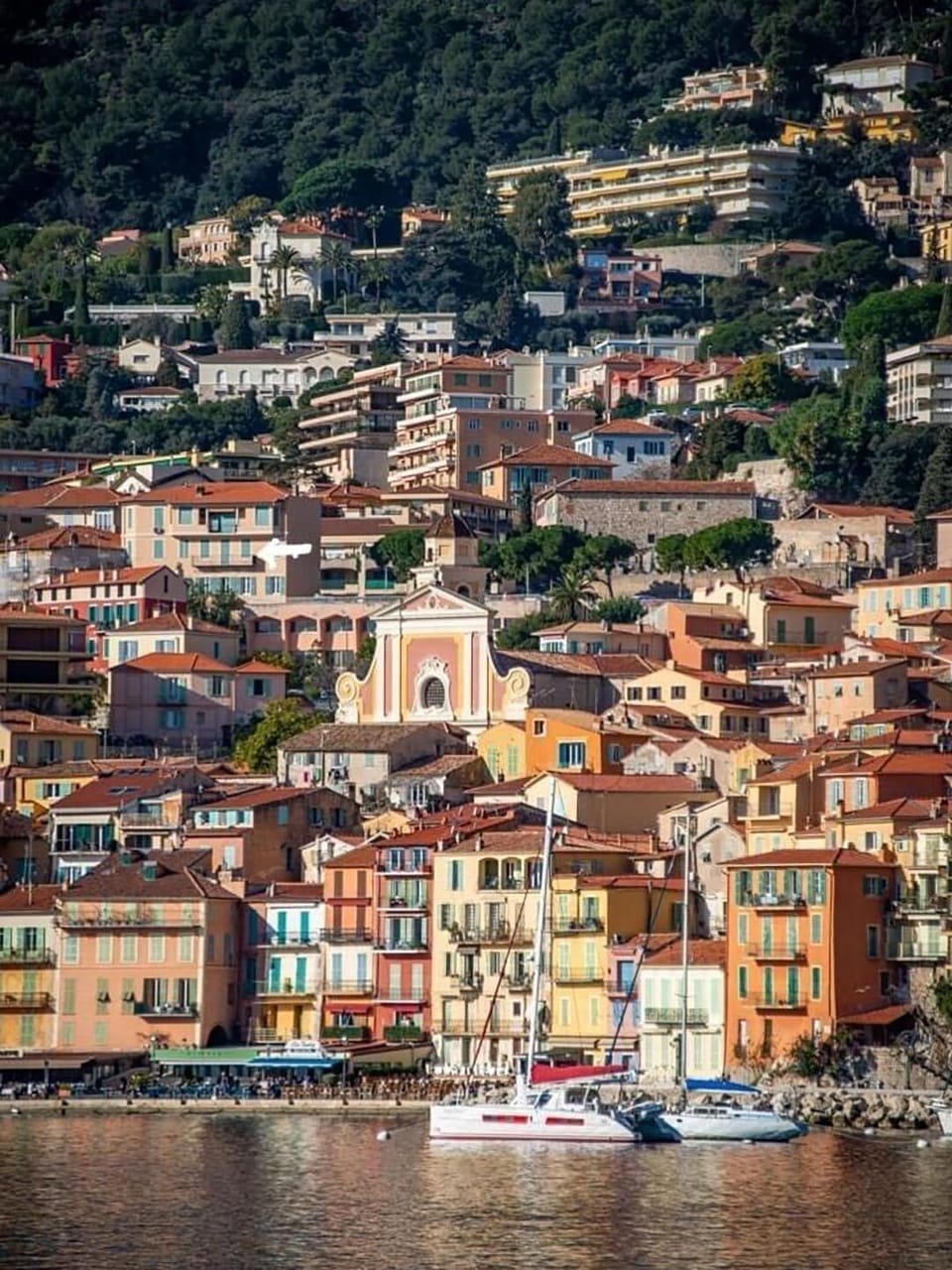 The white arrow shows where the apartment is located