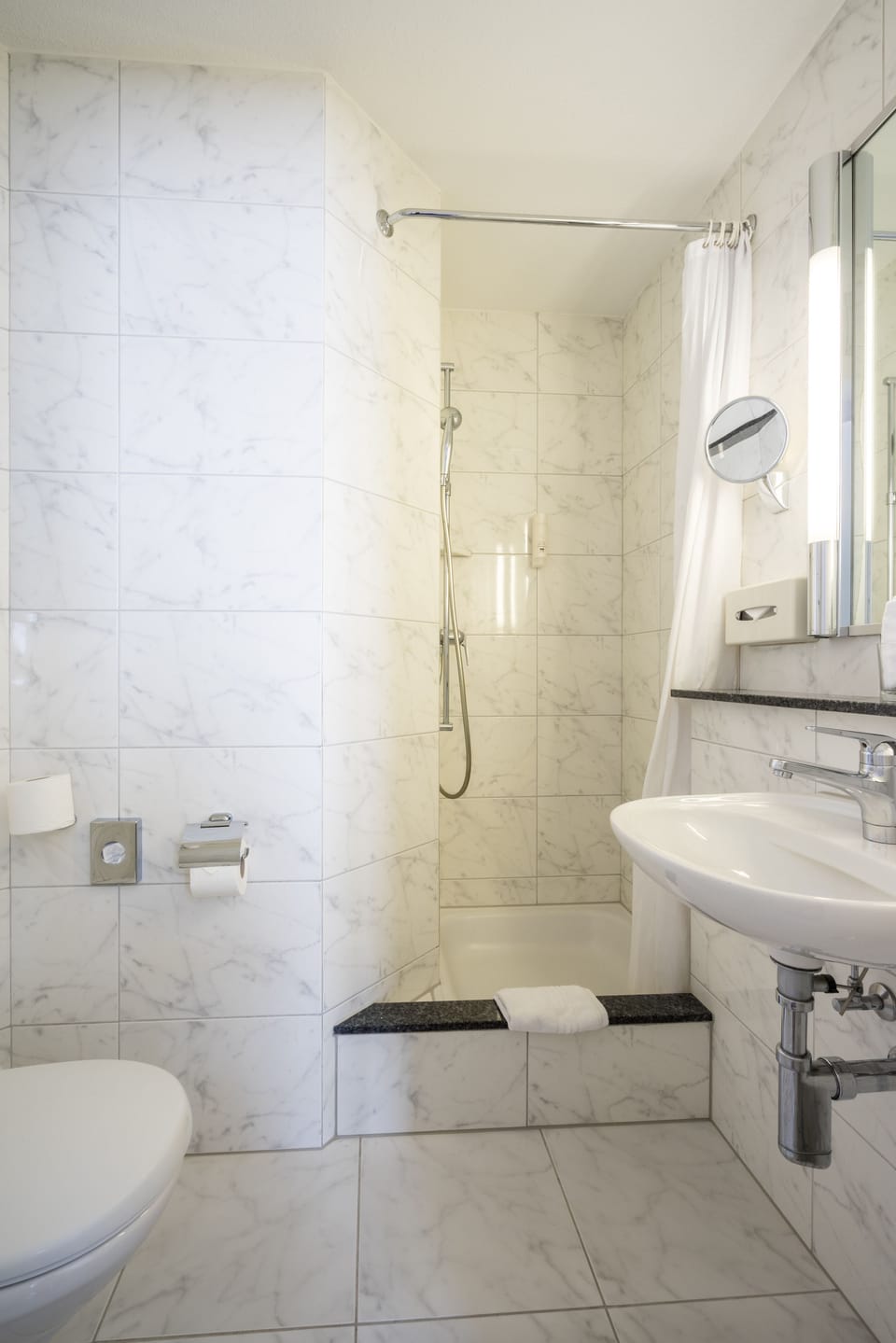 Standard Twin Room | Bathroom | Free toiletries, hair dryer, towels, soap