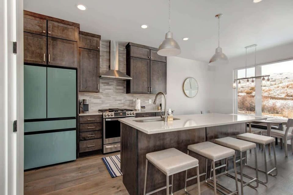 Breakfast Bar and Kitchen