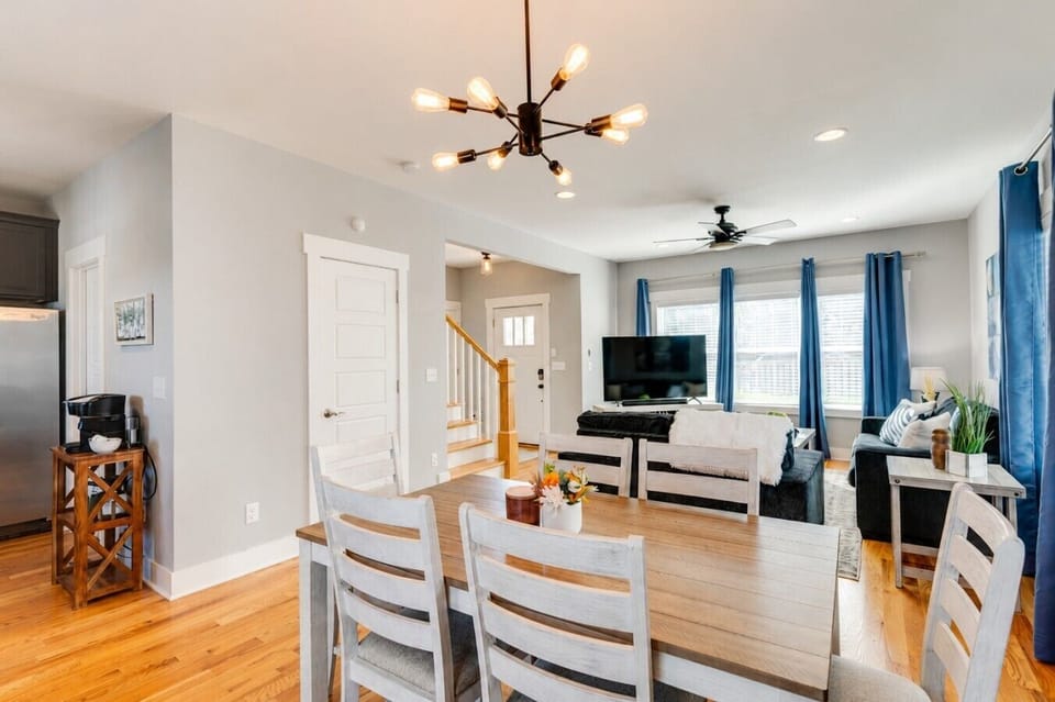400 McIver - Dining Area