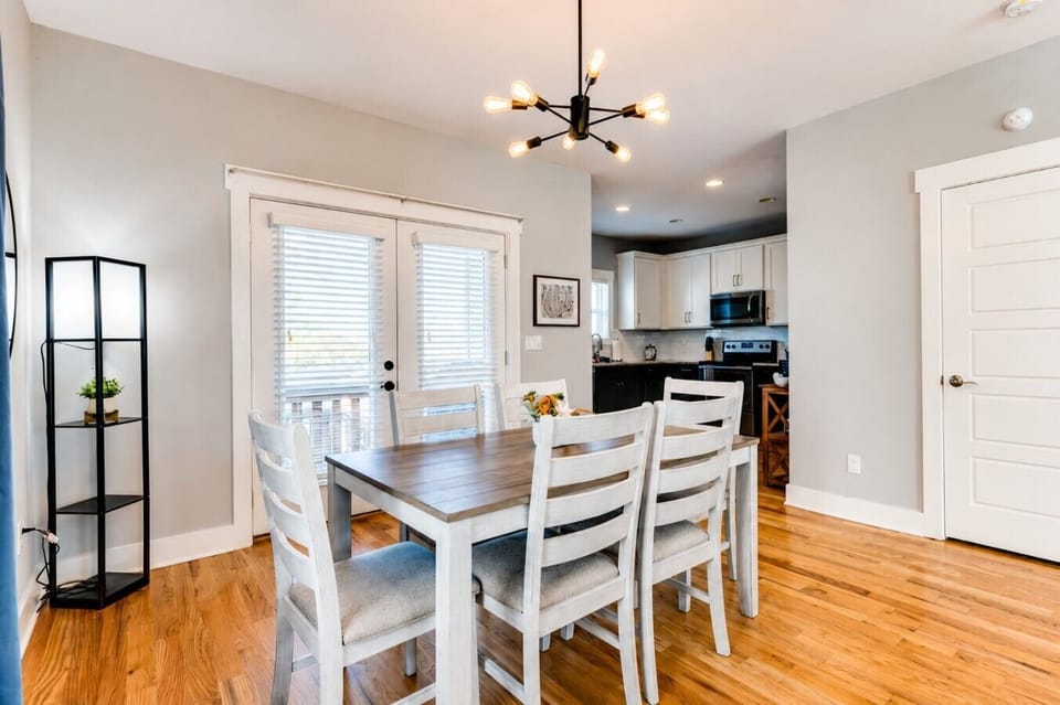 400 McIver - Dining Area, Dining Table